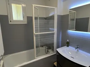 Central 1BR Garden Apartment, Close to Beach, Parking & Pet-Friendly - Image 2