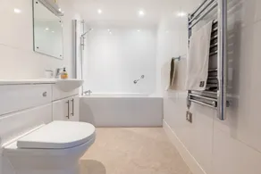 Diese ausgezeichnete Wohnung verfügt über eine der besten Aussichten in Wells-next-the-Sea. Es verfügt über einen offenen Wohnraum mit Französisch Türen, die auf einen super kleinen Balkon führen, und ein zweites Fenster mit freiem Blick auf den Hafen,... - Image 2