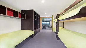 Beachfront accommodation, stroll to shops - Image 4
