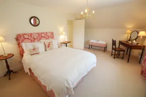 Luxurious cottage in 70 acres with private lake, fantastic views and walks - Image 2