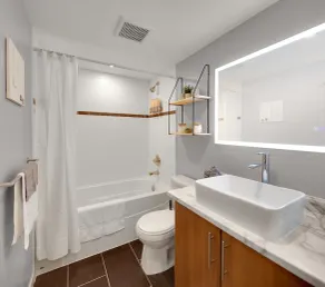 King Bed Apartment w/ Pool, Sauna, Gym,  & Free Parking ❤ The Urban Oasis  - Image 4