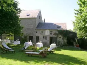 Country house with swimming pool in a peaceful woodland setting - Image 5