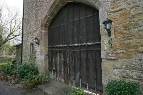 Welsh Gatehouse: Historical Castle with EV Charger - Image 5