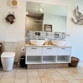 Kick n Back House, com 2 spas, acomoda 8 pessoas confortavelmente com vista para o mar - Image 4