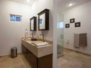 Entire Home 6 Beds Sleeps 10 Pool Jacuzzi and Gym - Image 4