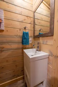 Charming farmhouse, full kitchen, private back deck, fire pit, quiet area - Image 3