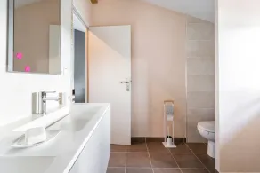 Großes privates Zimmer mit Bad und WC - Image 4
