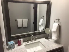 Nyrenoverede 2BR / 3BA Condo trin til elevatorer og Main Street - Image 3