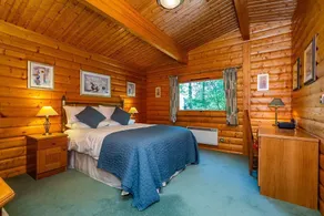 Luxury log cabin with veranda nestled in Kenwick Park, Louth - Image 5