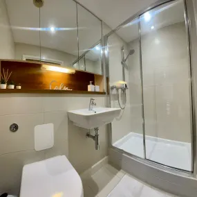 Luxury 8th Floor Apartment Overlooking Marina and River - Image 2