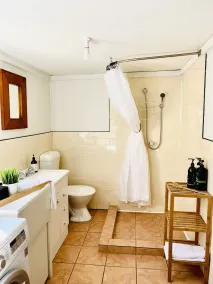 Guests give 5star reviews-cleanliness/location ! 5min walk to town. Dog friendly - Image 5