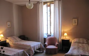Old house with character. Walled garden . Swimming pool and shops at 300 m - Image 2