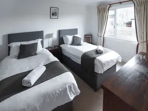 3 bedroom accommodation in Glenelg - Image 5