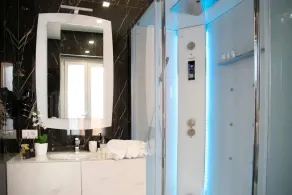 3-Bedroom Central Apartment with terrace near the sea - Image 2