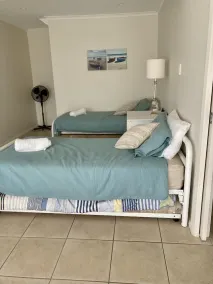Relaxing & spacious holiday home, 2 minute walk to beach - Image 5