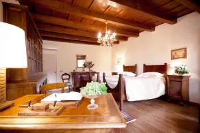 Historic Villa/Classic Food & Wine retreat with Swimming Pool Wifi a/c parking - Image 4