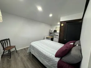 Lakefront Orange Cottage - Image 3