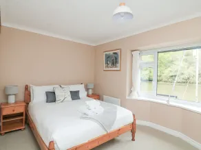 MALLARD COTTAGE, pet friendly, luxury holiday cottage in Totnes - Image 4