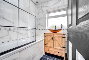 Spacious 4-Bed Haven in Orpington Retreat - Image 3
