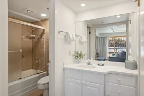 910: 2 Bdrm avec Den, condos de ski-in Stonebridge - Image 3