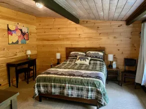 Cozy & Pet-Friendly Log Cabin with Access to a Private Beach! - Image 4