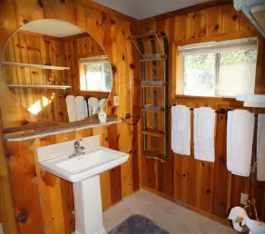 Le Kaweah River Cabin peut accueillir jusqu'à 8 personnes, situé à 3 minutes de l'entrée - Image 3