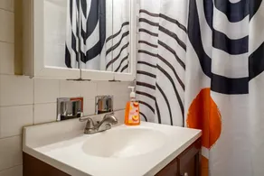 Great suburban location! Perfect for solo or couple travelers - Image 5