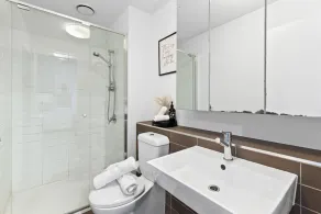 A 2BR Apt with City Views Next to Southern Cross - Image 4