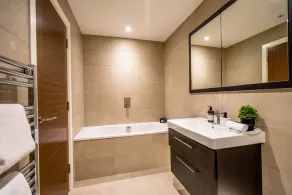 Stunning 3 bedroom luxury - Image 4