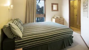 Absolute lakefront, stunning position right in Jindabyne - Image 5