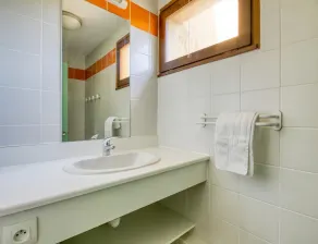 Spacious Landscape Stay for 4 by the Lake - Image 3