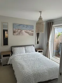 Solent Heights Modern Luxury with Hot Tub & Garden Sleeps 8 - Image 4