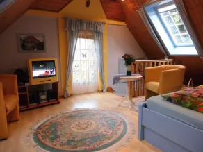 , Apartamento de dos pisos con estilo con entrada independiente en una ubicación central - Image 5