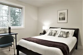 Gorgeous home surrounded by woods near Redmond, family friendly, peaceful! - Image 5