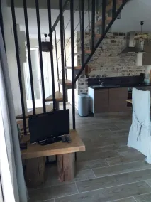 Maison à la Campagne Avec Cour Clôturé et Espace Extérieur - Image 2