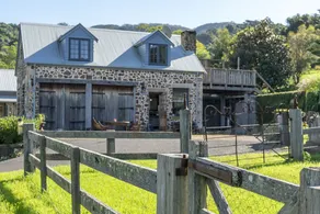 Stunning cottage on beautiful farm close to beaches and cafes - Image 3
