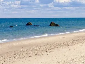 Renovated Cozy Chic North Fork Cottage, steps away from the Beach & Wine Trail!! - Image 5