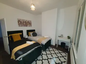Business Friendly 2BR House Sleeps 5, Wi-Fi, Workspace & Free Parking - Image 5