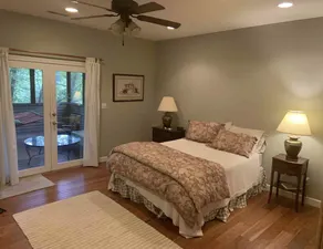 Lakefront  property, spacious family retreat with private dock, hot tub & kayak - Image 5