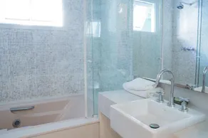 Single room in a luxury hotel. - Image 5