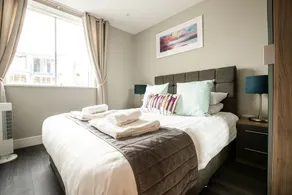 Spacious modern apartment within Oxford Castle grounds - Image 4
