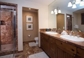 Gorgeous 4 bedroom ski-in/out condominium, immaculate interior!! - Image 2