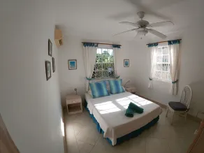 ATTRACTIVE self contained apartment in a 2 storey villa Spacious & well equipped - Image 4