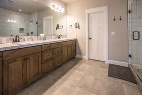 Nouvelle maison luxueuse de 5 chambres avec bain à remous privé - Image 3