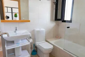 Apartamento junto a la playa con piscina y parking - Image 2