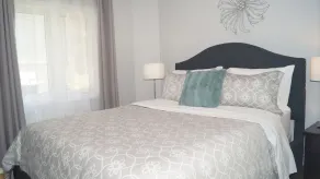 Cheerful 2 Bdrm house, free Netflix, free parking for 2 cars - Image 5