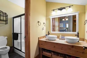 70\" TV, pool table, darts, 10 minutes from Wildlife Boat Ramp + Board & Batten - Image 3