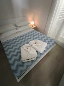 SAILING SUITE APARTMENT WITH BEACHFRONT GARDEN - Image 3