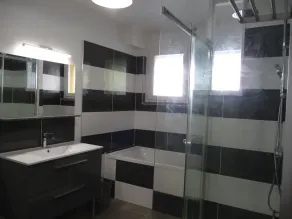 Uafhængige villa med have og swimmingpool område nær downtown - Image 3