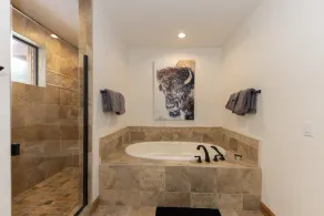 Warm and luxurious, spectacular views, all en-suites, hot tub, shuffle board, arcade machine!! - Image 3